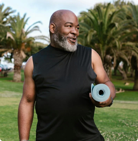 Chico disfrutando del yoga